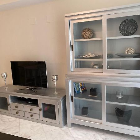 Elegant 2-Bedroom Apartment In Benidorm With Private Pool And Scenic Garden Views كالا دي فينيسترات المظهر الخارجي الصورة