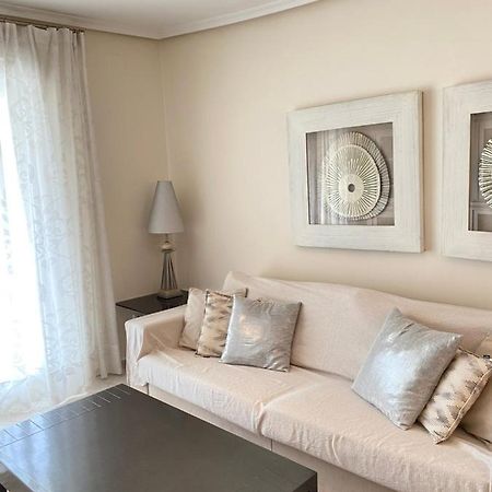 Elegant 2-Bedroom Apartment In Benidorm With Private Pool And Scenic Garden Views كالا دي فينيسترات المظهر الخارجي الصورة
