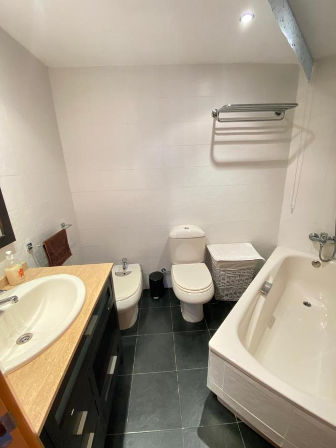 Elegant 2-Bedroom Apartment In Benidorm With Private Pool And Scenic Garden Views كالا دي فينيسترات المظهر الخارجي الصورة