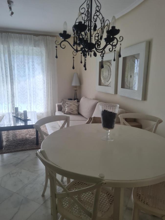Elegant 2-Bedroom Apartment In Benidorm With Private Pool And Scenic Garden Views كالا دي فينيسترات المظهر الخارجي الصورة