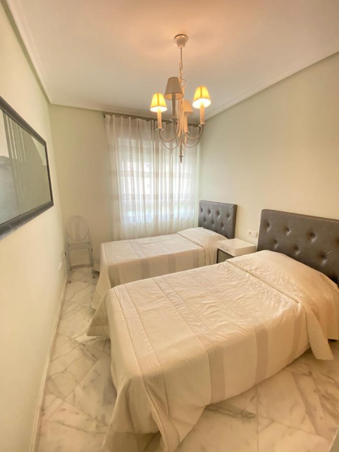 Elegant 2-Bedroom Apartment In Benidorm With Private Pool And Scenic Garden Views كالا دي فينيسترات المظهر الخارجي الصورة