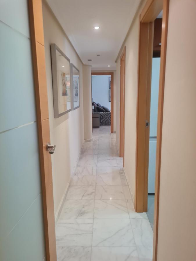 Elegant 2-Bedroom Apartment In Benidorm With Private Pool And Scenic Garden Views كالا دي فينيسترات المظهر الخارجي الصورة