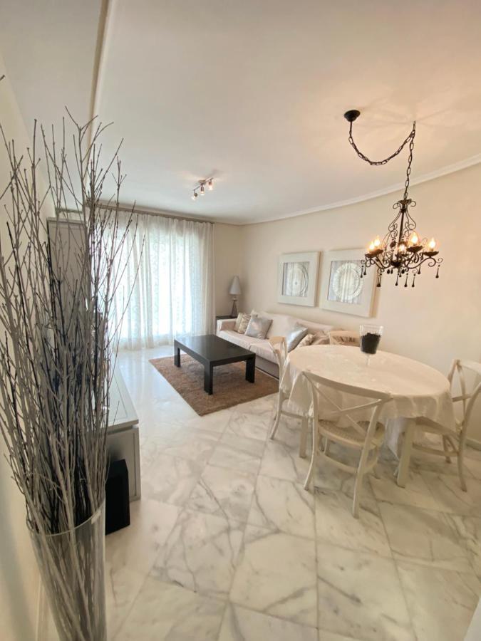Elegant 2-Bedroom Apartment In Benidorm With Private Pool And Scenic Garden Views كالا دي فينيسترات المظهر الخارجي الصورة