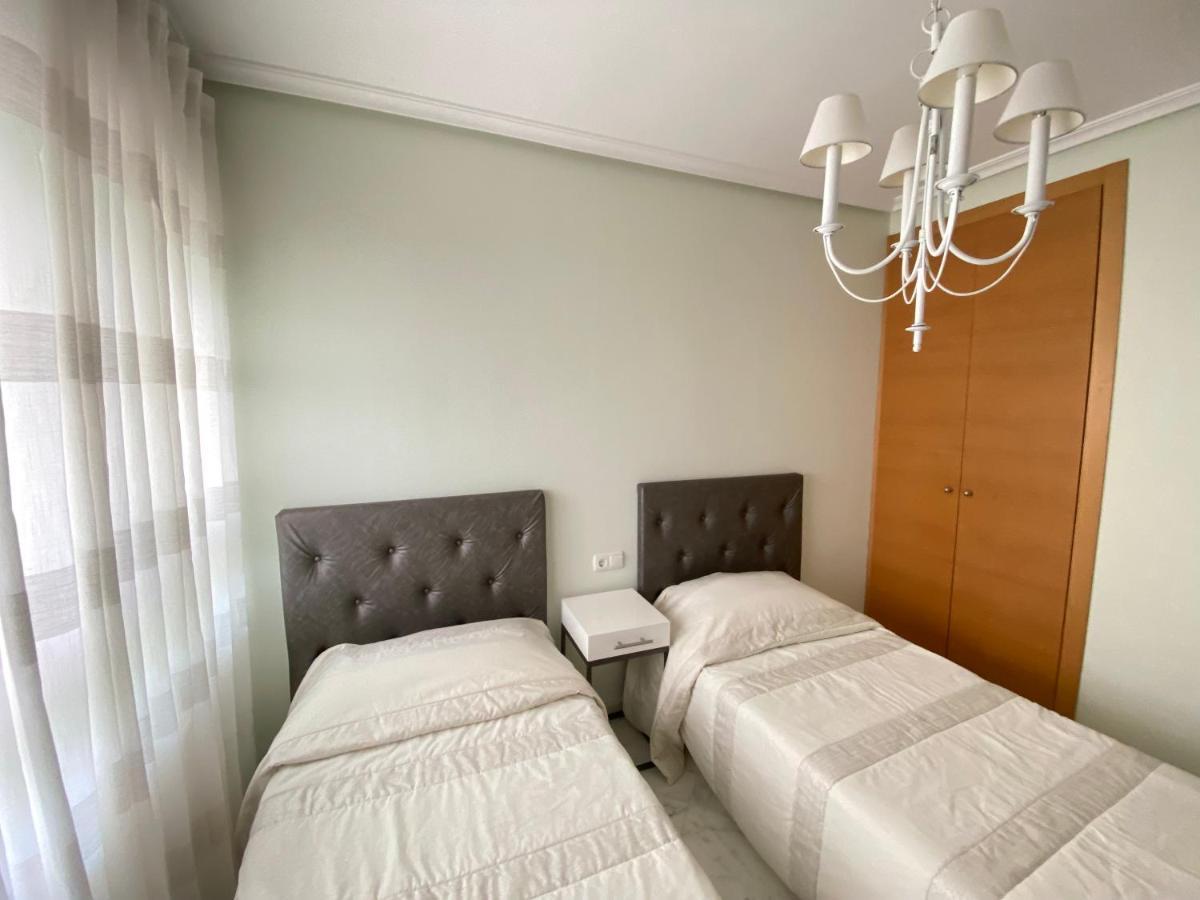 Elegant 2-Bedroom Apartment In Benidorm With Private Pool And Scenic Garden Views كالا دي فينيسترات المظهر الخارجي الصورة