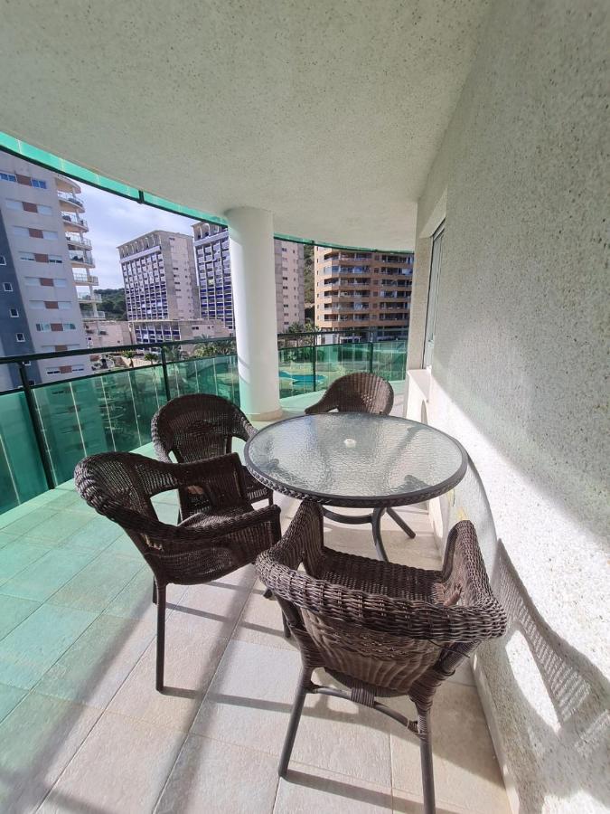Elegant 2-Bedroom Apartment In Benidorm With Private Pool And Scenic Garden Views كالا دي فينيسترات المظهر الخارجي الصورة
