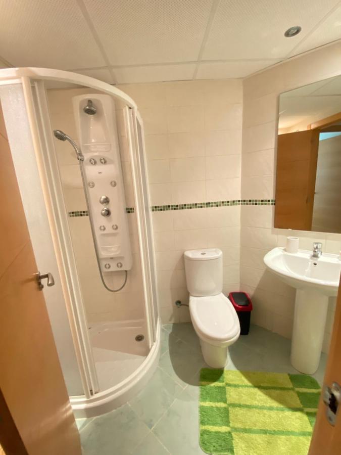 Elegant 2-Bedroom Apartment In Benidorm With Private Pool And Scenic Garden Views كالا دي فينيسترات المظهر الخارجي الصورة